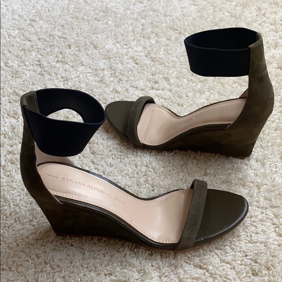 Banana Republic olive green sandal - Picture 13 of 16